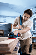Bezpyłowe szlifowanie drewnianej deski szlifierką Bosch EXPERT EXEX18V-150-5 podłączoną do systemu odsysania pyłu