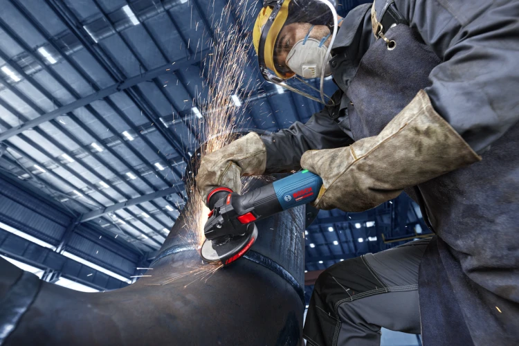 Szlifowanie spoiny na rurze szlifierką Bosch EXPERT EXWS20-125TSB