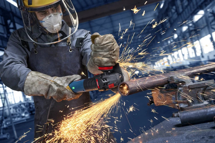 Cięcie stalowej rury szlifierką Bosch EXPERT EXWS20-150SB