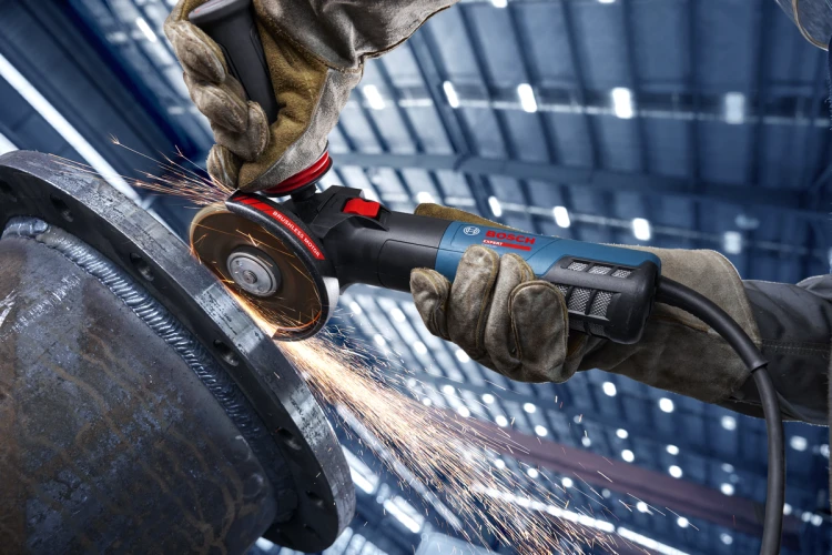 Obróbka wykończeniowa krawędzi rury kątówką Bosch EXPERT EXWS20-150SB