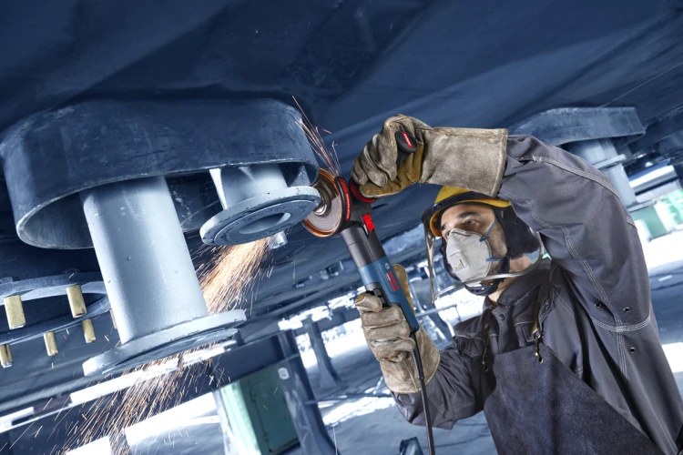 Wygładzanie metalowego detalu szlifierką Bosch EXPERT EXWS20-150SB