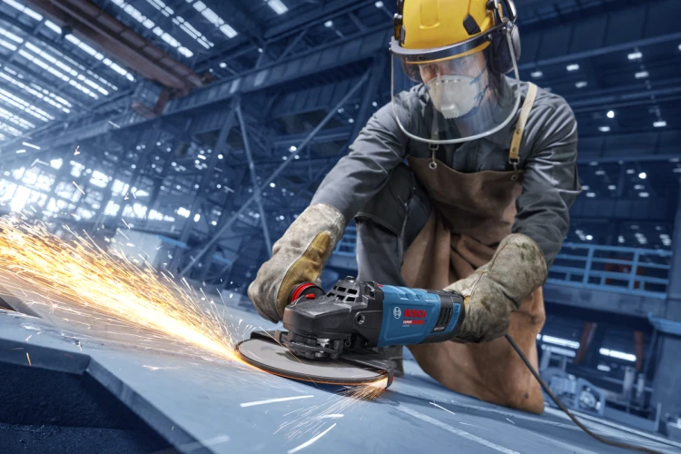 Obróbka dużej powierzchni metalowej szlifierką 230 mm Bosch EXPERT EXWS30-230PB