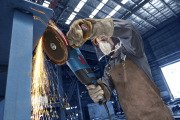 Precyzyjne szlifowanie wykończeniowe konstrukcji stalowej szlifierką Bosch EXPERT EXWS30-230PB