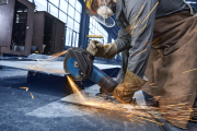 Przecinanie grubej płyty stalowej kątówką Bosch EXPERT EXWS30-230PB
