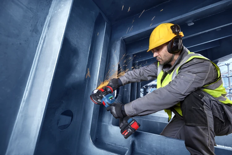 Precyzyjna obróbka i fazowanie ostrych krawędzi metalowych szlifierką Bosch EXPERT EXWX18V-15S