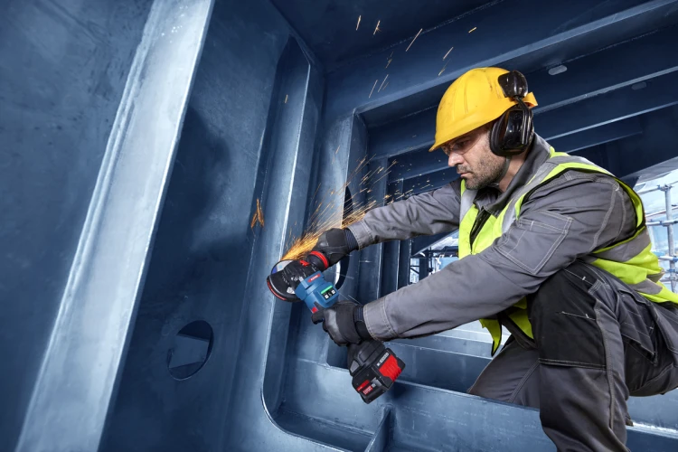 Fazowanie ostrych narożników profilu stalowego szlifierką kątową Bosch EXPERT EXWS18V-15PS