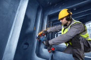 Wygładzanie spoin i powierzchni arkusza blachy szlifierką kątową 18V Bosch EXPERT EXWX18V-15PS