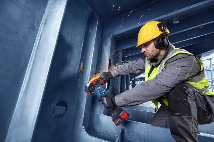 Wygładzanie spoin i powierzchni arkusza blachy szlifierką kątową 18V Bosch EXPERT EXWX18V-15PS