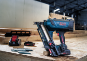 Widok z boku na korpus, magazynek i ergonomiczny uchwyt gwoździarki Bosch EXPERT EXNH18V-90MD