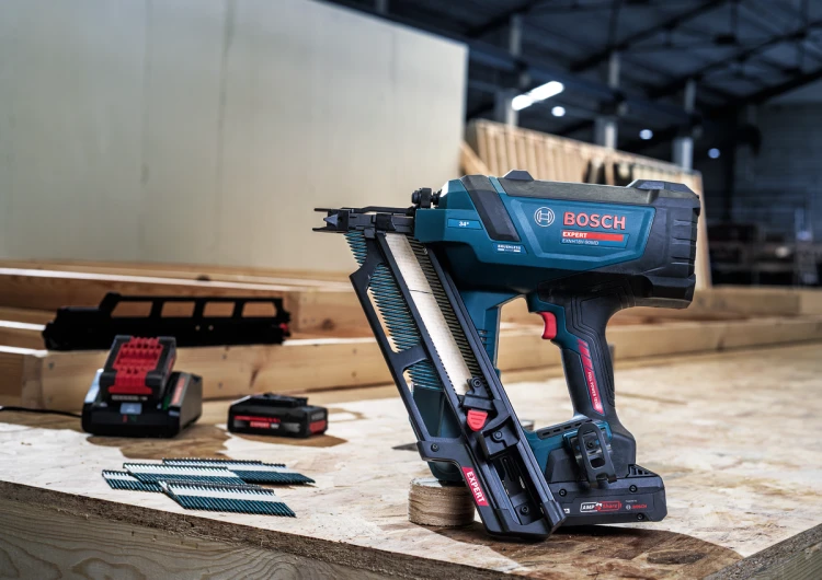 Widok z boku na korpus, magazynek i ergonomiczny uchwyt gwoździarki Bosch EXPERT EXNH18V-90MD