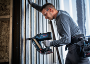Montaż deski drewnianej do podłoża z płyty wiórowej narzędziem Bosch EXPERT EXNH18V-90MD