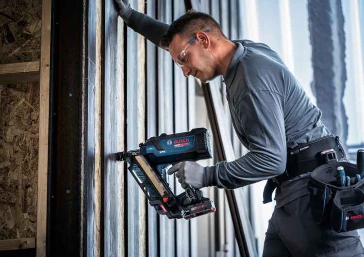 Montaż deski drewnianej do podłoża z płyty wiórowej narzędziem Bosch EXPERT EXNH18V-90MD