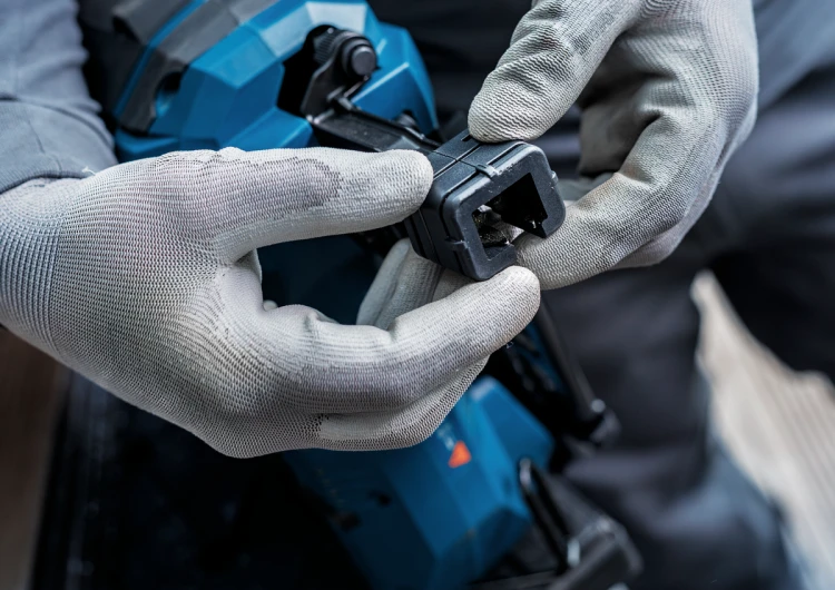 Montaż ochronnej nakładki na nosek roboczy gwoździarki Bosch EXPERT EXNH18V-90MD
