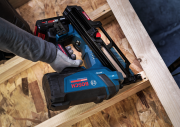 Mocowanie desek konstrukcyjnych akumulatorową gwoździarką Bosch EXPERT EXNH18V-90MD