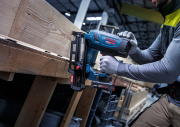 Prace ciesielskie i łączenie belek z litego drewna gwoździarką Bosch EXPERT EXNH18V-90R
