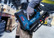 Gwoździarka akumulatorowa Bosch EXPERT EXNH18V-90R trzymana za ergonomiczny uchwyt w dłoni operatora