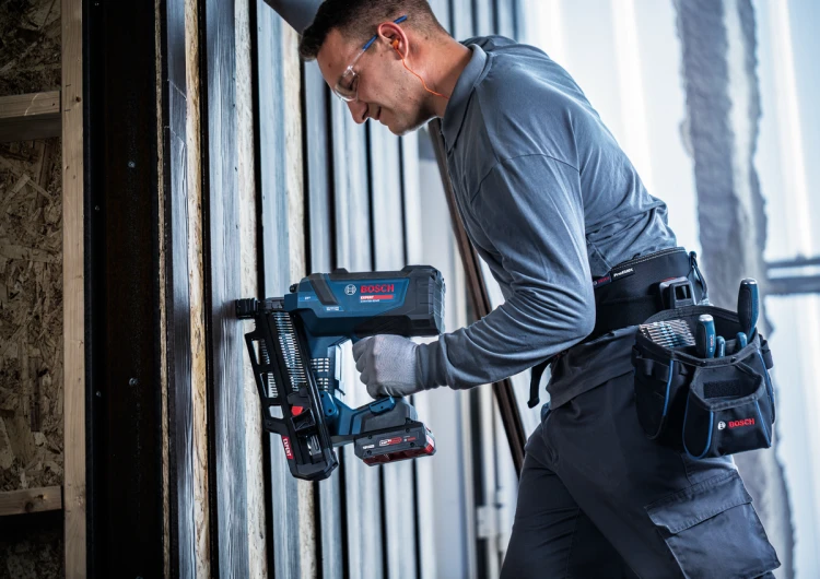 Szybkie mocowanie drewnianej łaty do płyty poszycia za pomocą Bosch EXPERT EXNH18V-90MR