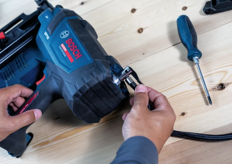 Montaż elementu napędowego (cewki/mechanizmu uderzeniowego) w gwoździarce Bosch EXPERT EXNH18V-90MR