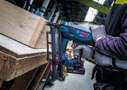 Prace ciesielskie i łączenie elementów z litego drewna gwoździarką Bosch EXPERT EXNH18V-90MR