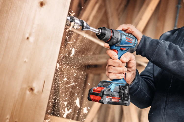 Wiercenie wiertłem w twardej belce drewnianej zakrętarką udarową Bosch EXPERT EXSR18V-90