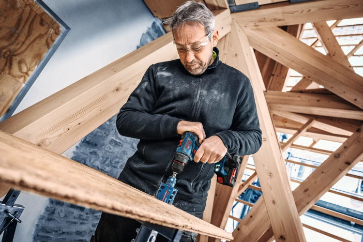 Wiercenie otworu w płycie wiórowej akumulatorową zakrętarką udarową Bosch EXPERT EXSR18V-90