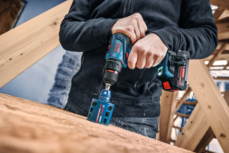 Sposób wsuwania akumulatora 18V do podstawy zakrętarki udarowej Bosch EXPERT EXSR18V-90