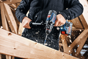 Wydajne wiercenie wiertłem do drewna w grubej belce wiertarko-wkrętarką Bosch EXPERT EXSR18V-150