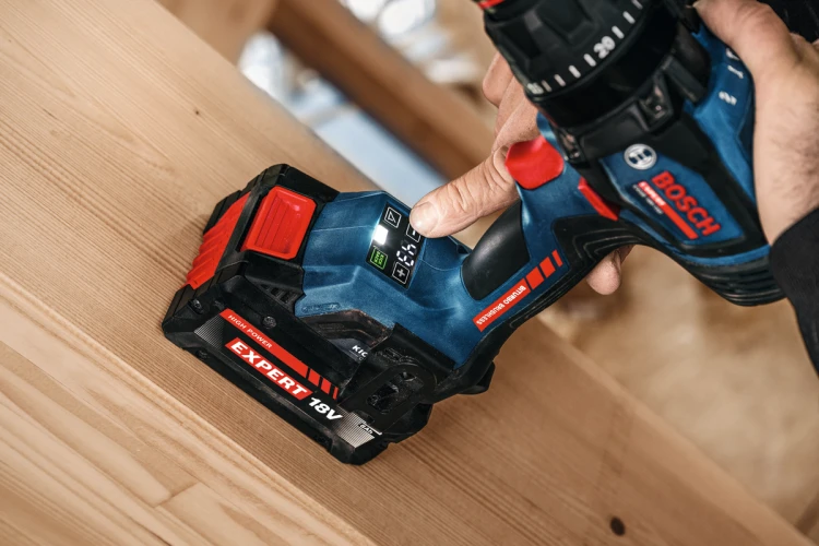 Gotowa do pracy akumulatorowa wiertarko-wkrętarka Bosch EXPERT EXSR18V-150 z wpiętym akumulatorem 18V