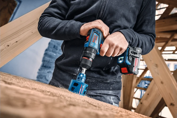 Precyzyjne wiercenie otworu w twardym drewnie zakrętarką akumulatorową Bosch EXPERT 18V