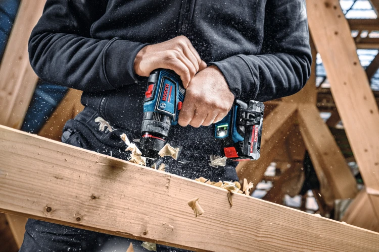 Wiercenie wiertłem w belce drewnianej zakrętarką udarową Bosch EXSB18V-90