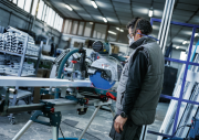 Precyzyjne cięcie profili aluminiowych i tworzyw sztucznych na ukośnicy tarczą Bosch EXPERT 250 mm