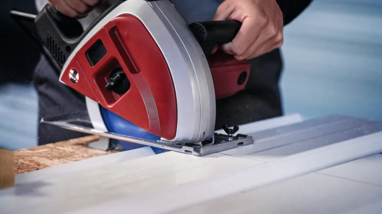 Precyzyjne cięcie profili i blach stalowych na zimno ręczną pilarką z tarczą Bosch 160 mm