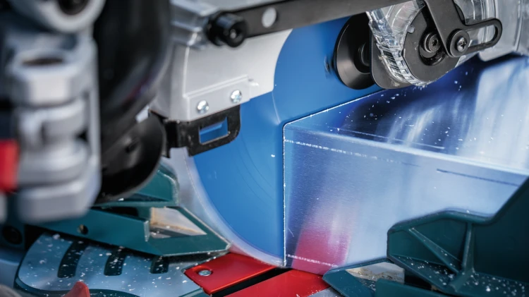Tarcza Bosch Expert for Aluminium zamontowana w ukośnicy podczas czystego cięcia profili aluminiowych