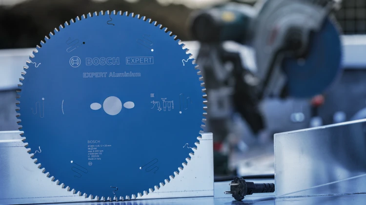 Tarcza tnąca do aluminium Bosch Expert do ukośnic pod kątem, widoczne szczeliny tłumiące wibracje