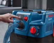 Panel sterowania odkurzacza warsztatowego Bosch GAS 400 A z włącznikiem systemu automatycznego czyszczenia filtra AFC i gniazdem na elektronarzędzia.
