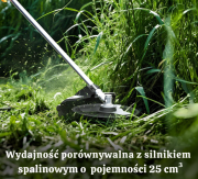 Użytkownik koszący gęstą trawę i chwasty kosą akumulatorową WORX WG084E z szelkami nośnymi