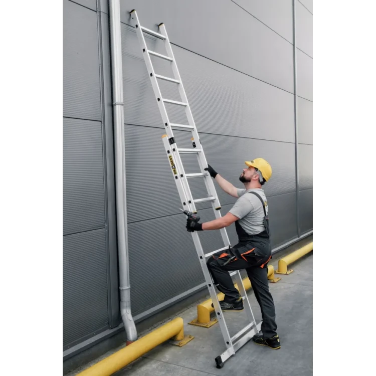 Długa drabina przystawna o długości 3,73 m z zestawu modułowego Drabest 2x8 PRO