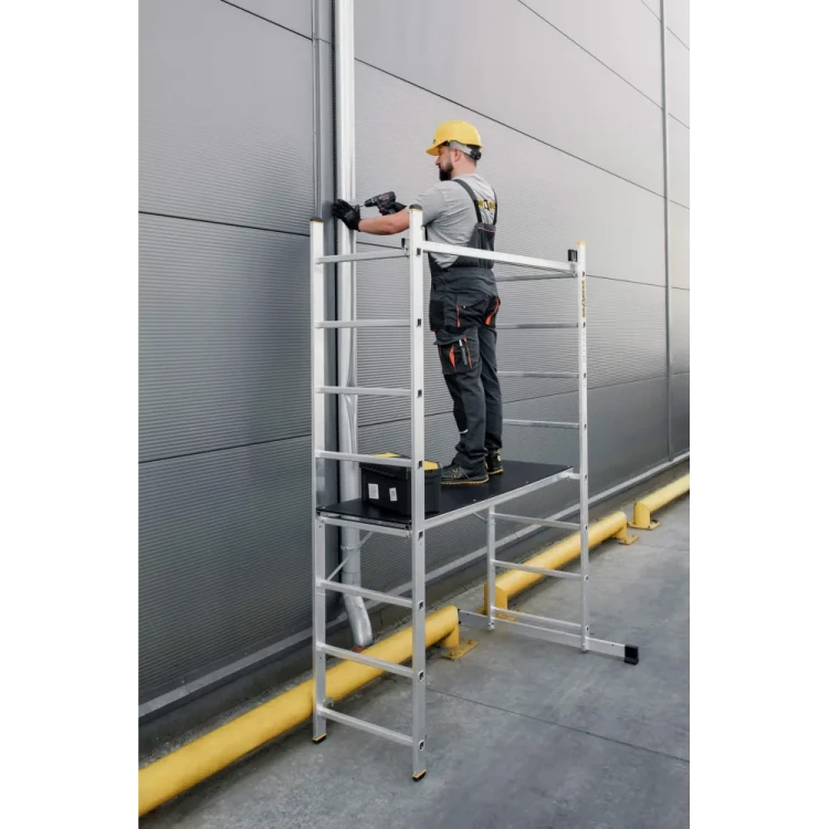 Antypoślizgowe szczeble tłoczone i solidny profil aluminiowy drabiny Drabest seria PRO