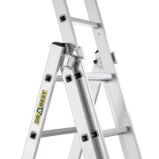 Szeroki stabilizator bazowy 86 cm z antypoślizgowymi stopkami oraz pasy zabezpieczające drabinę 3x10