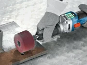 Ergonomiczna, smukła obudowa akumulatorowej szlifierki prostej Bosch Professional 18V z włącznikiem suwakowym