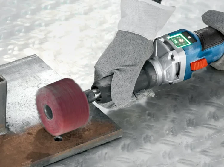 Ergonomiczna, smukła obudowa akumulatorowej szlifierki prostej Bosch Professional 18V z włącznikiem suwakowym