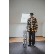Drabina domowa DRABEST zasięg roboczy 2,41 m podczas prac remontowych i porządkowych