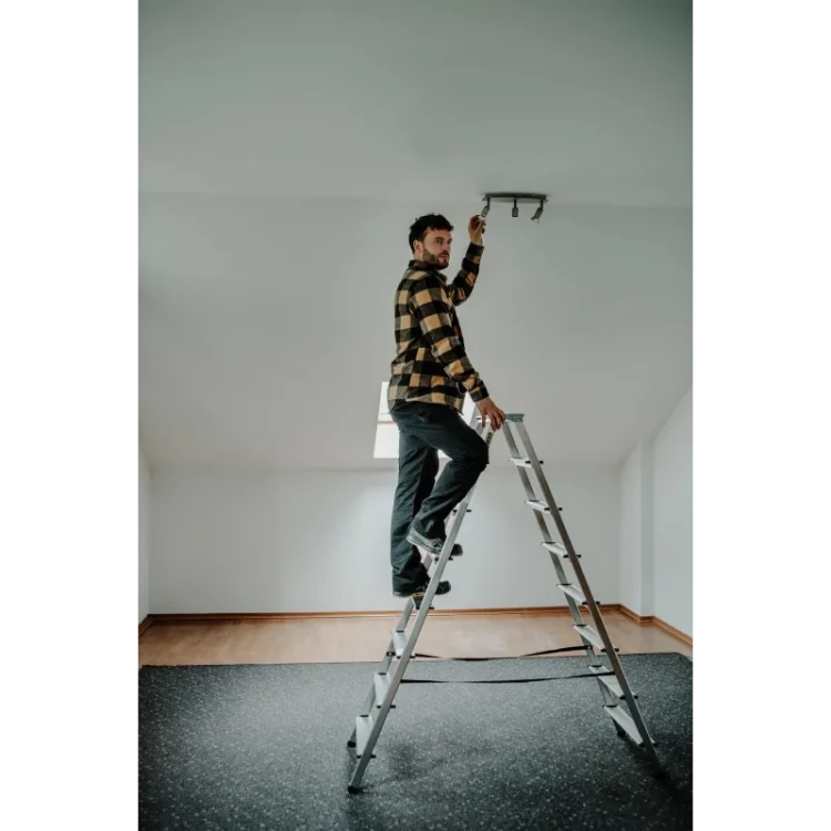 Pasy zabezpieczające i stopki z tworzywa w drabinie dwustronnej Drabest 125 kg