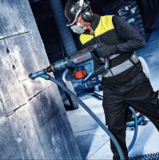 Wiercenie udarowe w pionowej ścianie betonowej młotem Bosch EXPERT EXBH18V-45