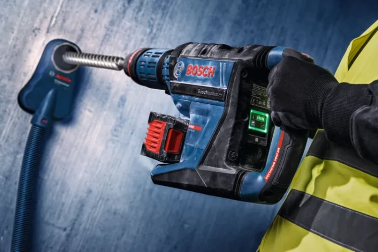 Detale obudowy ze stopu magnezu i uchwytu narzędziowego młota Bosch EXPERT EXBH18V-45