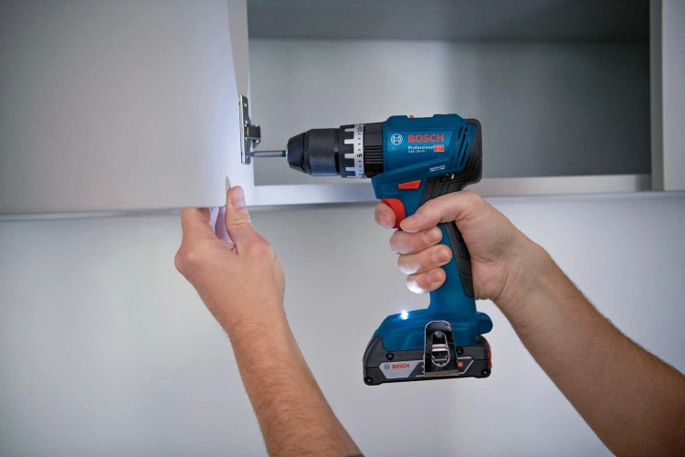 Dwa akumulatory litowo-jonowe Bosch Professional GBA 18V o pojemności 2,0 Ah oraz szybka ładowarka sieciowa GAL 18V.