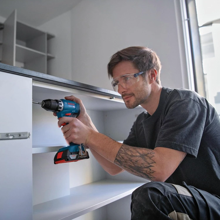 Otwarta walizka systemowa Bosch L-BOXX 136 z dedykowaną wytłoczką mieszczącą wkrętarkę GSR 18V-45, dwa akumulatory 2.0Ah oraz ładowarkę.