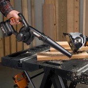 Zdmuchiwanie suchych liści i pyłu z posadzki garażowej dmuchawą WORX WX094.9 20V