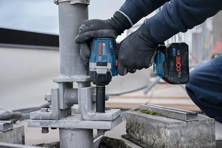 Odkręcanie kół i montaż konstrukcji stalowych kluczem udarowym 750 Nm Bosch GDS 18V-750 C