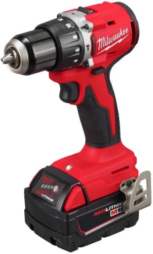 Wiertarko-wkrętarka udarowa Milwaukee M18 BLPDRC z podpiętą baterią M18 REDLITHIUM